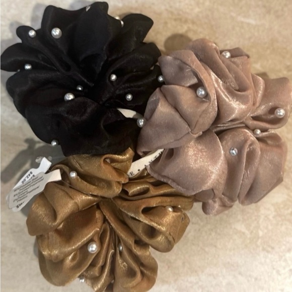 Anthropologie Pearl Scrunchies - Picture 3 of 7